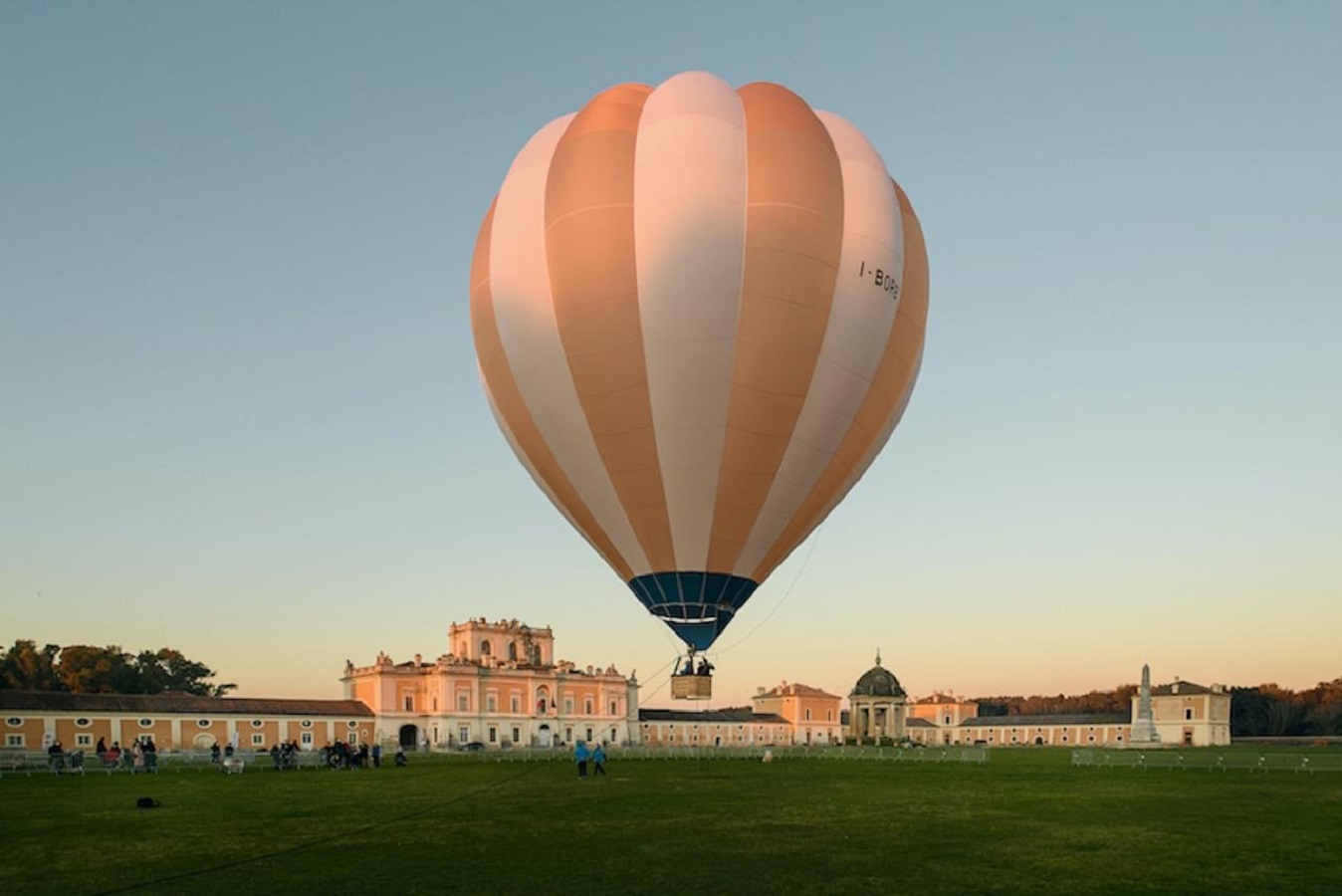 La mongolfiera al Real Sito di Carditello 2023 a San Tammaro.jpg