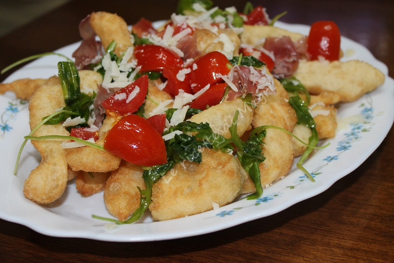 Straccetti con rucola prosciutto crudo pomodori e scaglie di parmigiano.JPG